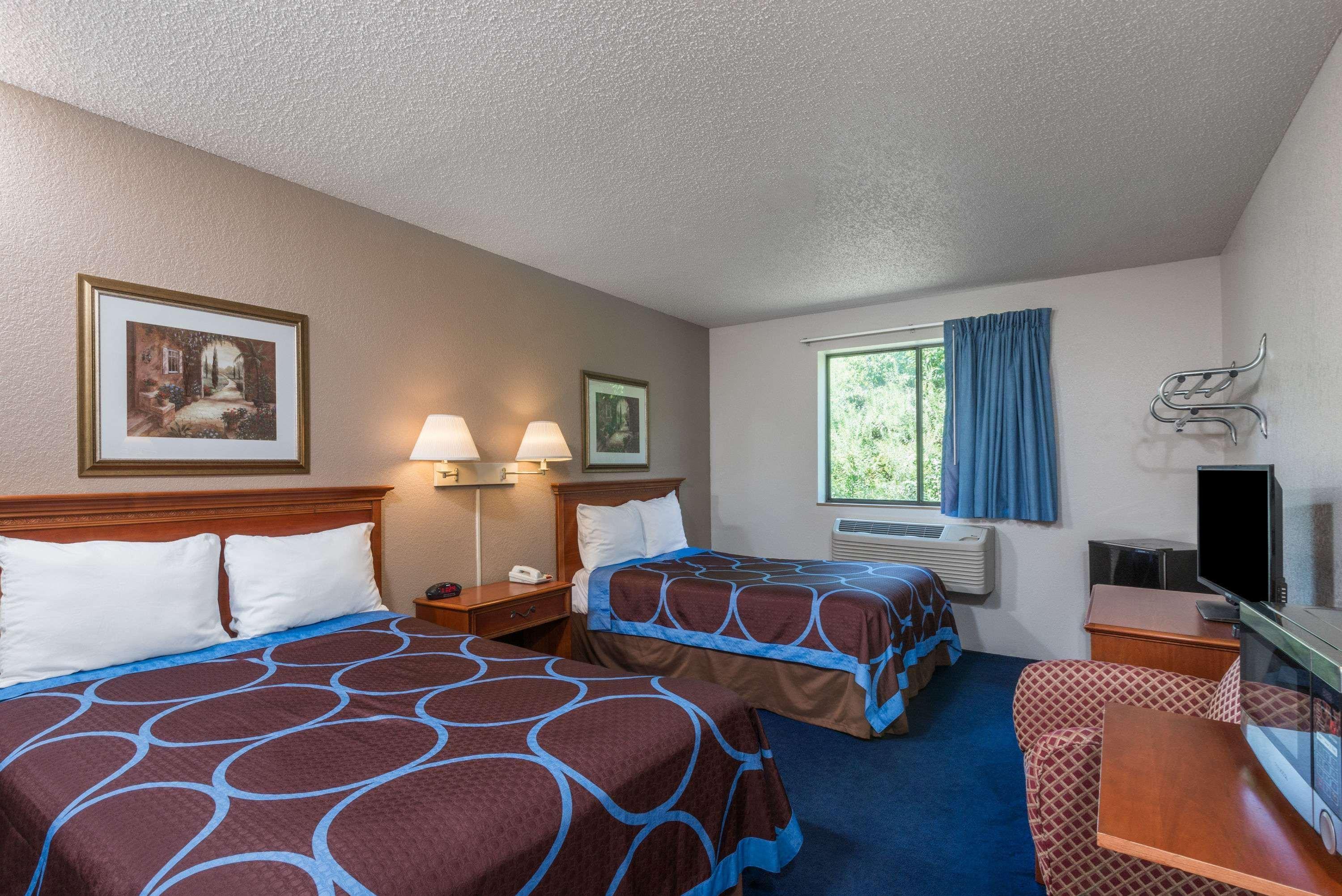 Super 8 By Wyndham Delmont Hotel Exterior foto