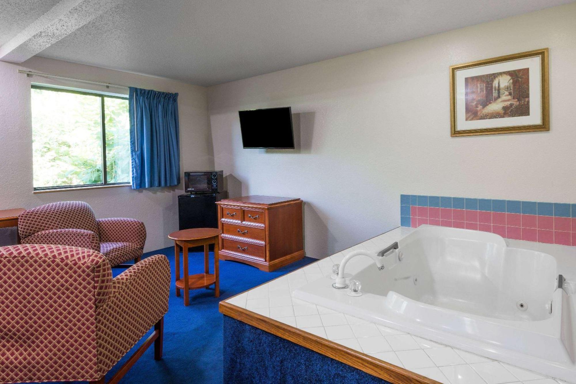 Super 8 By Wyndham Delmont Hotel Exterior foto