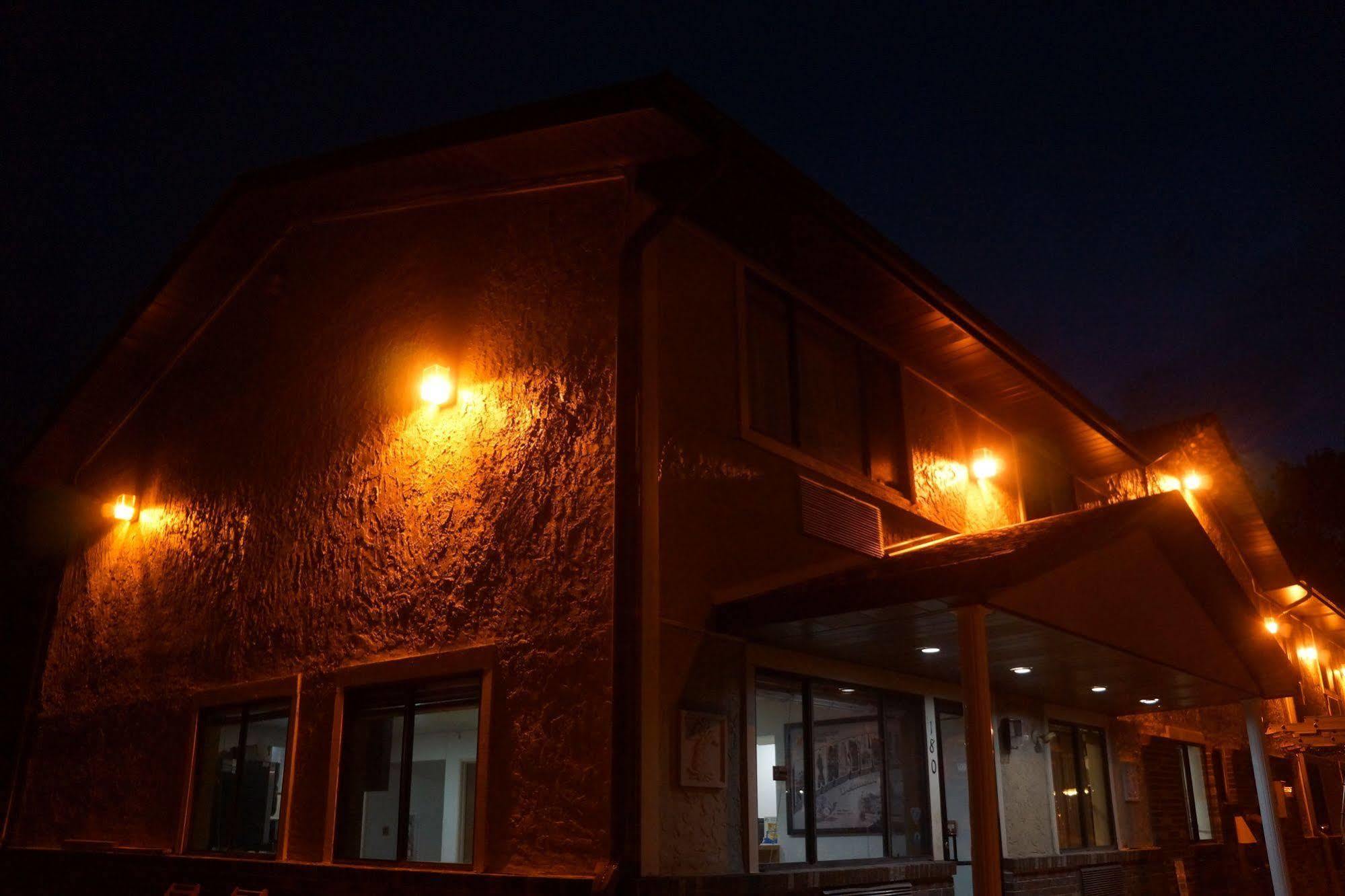 Super 8 By Wyndham Delmont Hotel Exterior foto