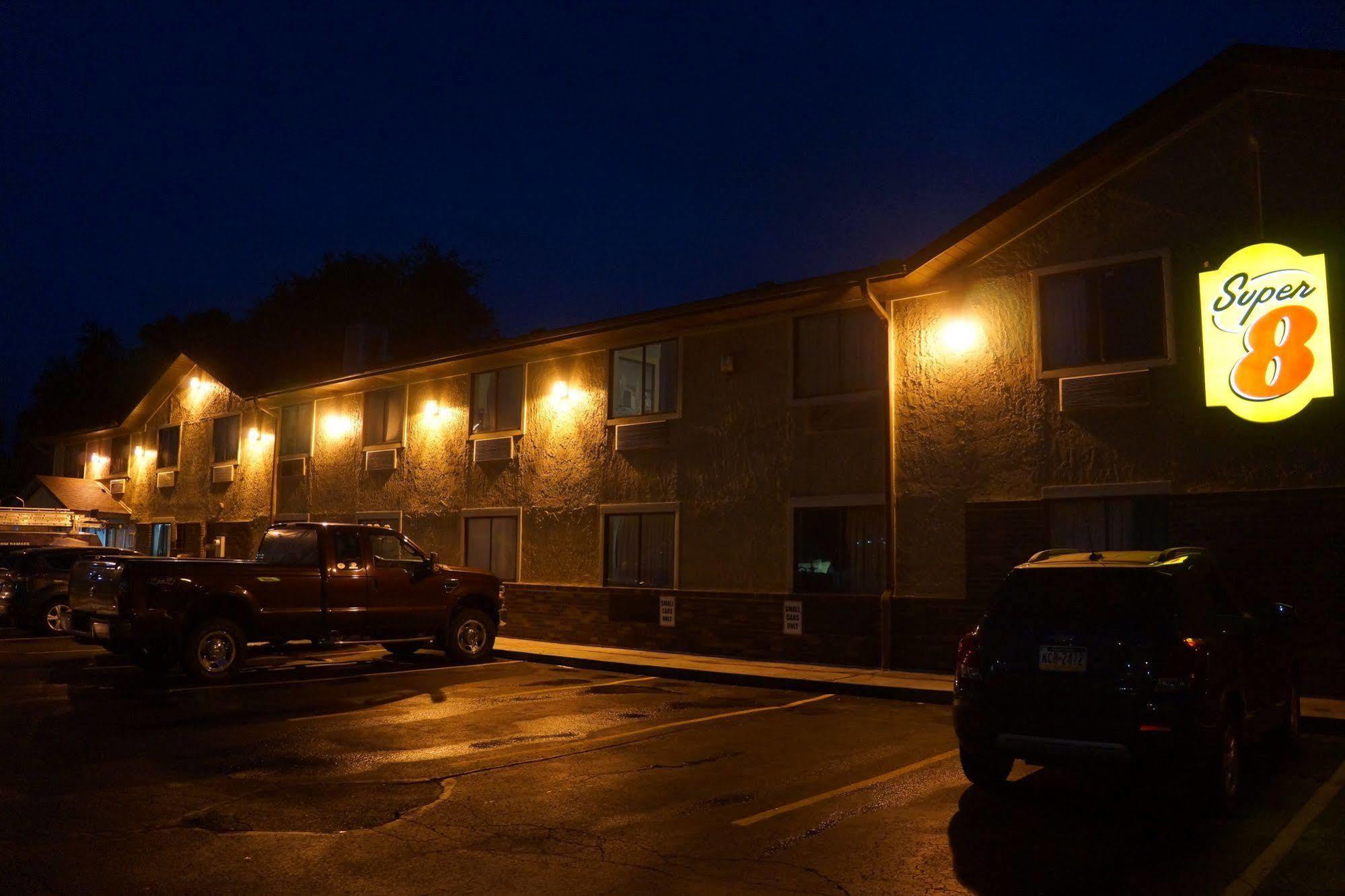 Super 8 By Wyndham Delmont Hotel Exterior foto