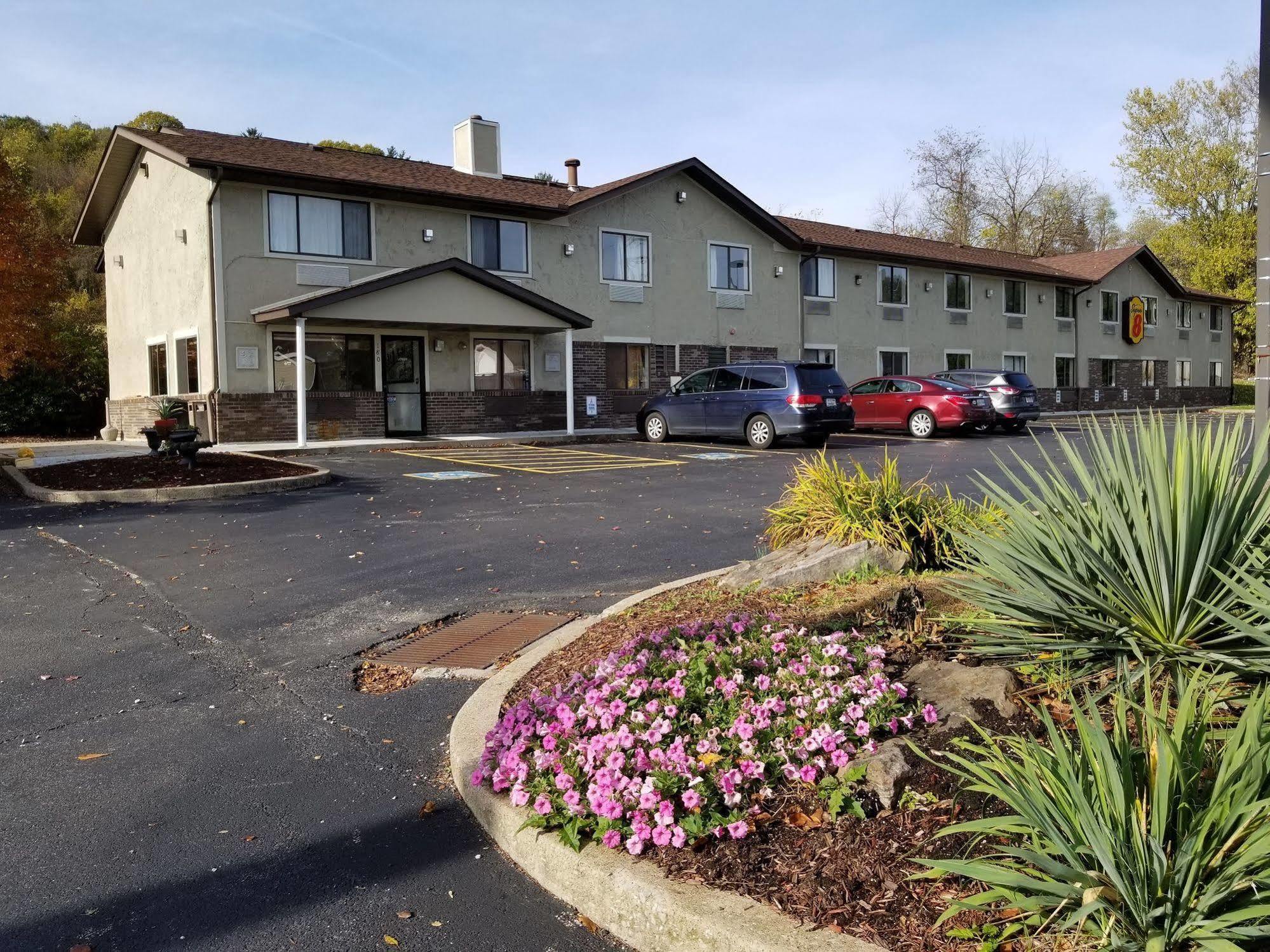 Super 8 By Wyndham Delmont Hotel Exterior foto